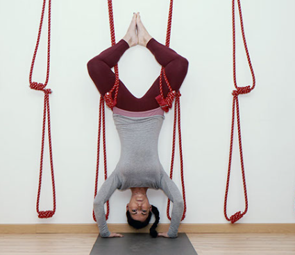 Portrait der Yogalehrerin im Studio